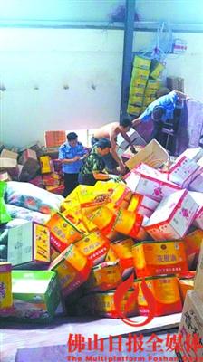 民警、消防队员搬开货物，解救被压工人。/通讯员供图