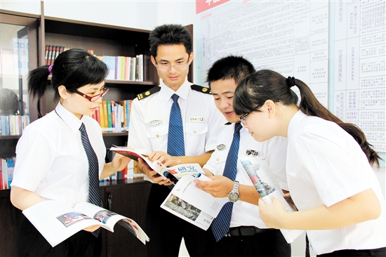 江门海事局新会海事处“小书架”吸引青年职工。