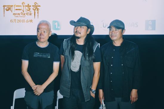 导演张杨与《新周刊》创始人、户外运动爱好者孙冕,《冈仁波齐》制片人合影