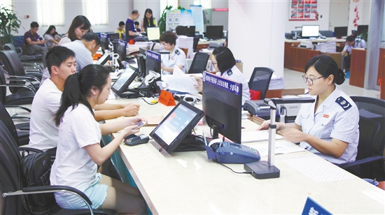 蓬江国地税联合办税厅彻底解决了纳税人和缴费人多头跑、多头找、重复排队、重复报送资料等问题。
