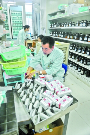 药师正在药房里忙碌地配药。
