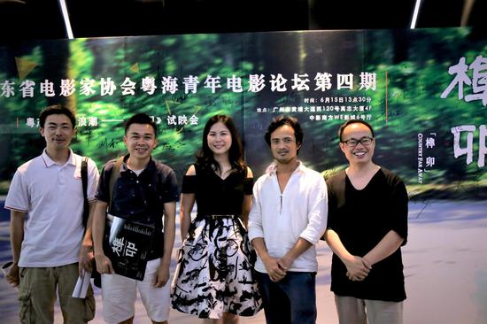 建筑设计师影迷与制片人李竞(中间)