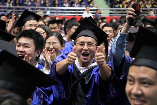 　　6月15日，湘潭大学举行2017届毕业生毕业典礼。一名学生兴奋地竖起大拇指，表达对湘大的情深和未来的信心。李向阳/摄