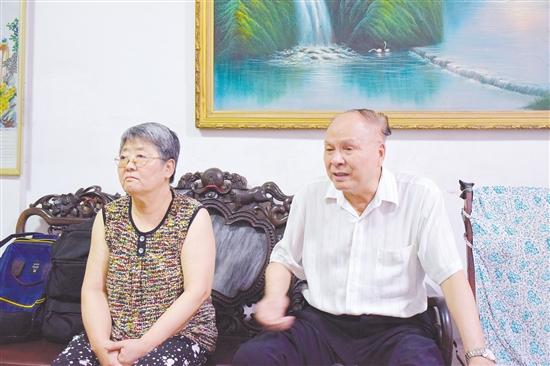 冯运基和妻子颜凤琴回忆那段“激情燃烧的岁月”。