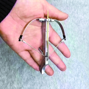 颇受小学生欢迎的牙签弩可射穿石膏板 隐藏巨