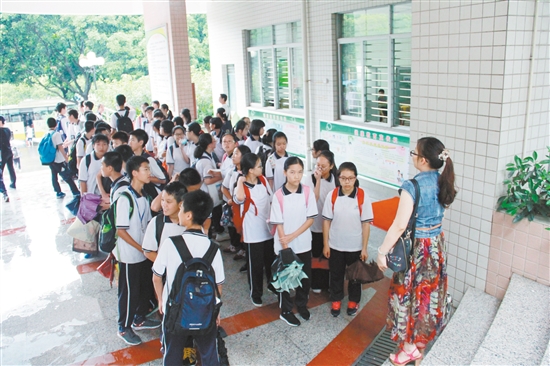 江门二中的学生在老师的带领下看考场。
