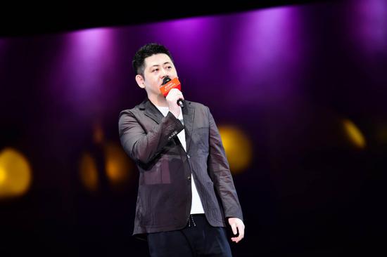 美丽芭莎红人榜品牌盛典暨群星演唱会上,美丽誓颜ceo王赫代表致辞.