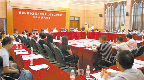 圭峰会城代表团的人大代表就证府工作报告展开热烈讨论。