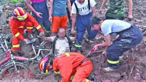 消防员成功救出老人。