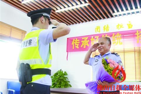 “新警”向60岁的老民警孔繁沛献花。/通讯员供图