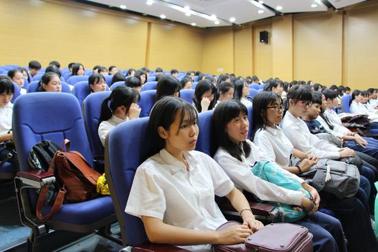 中山市保险业走进中等专业学校公益之行_中山