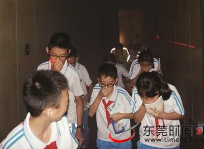 同学们捂住口鼻、弯腰低头,迅速从安全出口撤离 通讯员供图