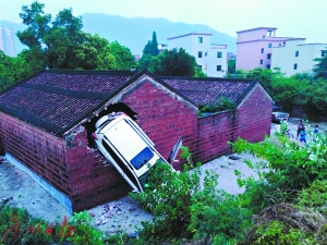 前天下午一辆越野车冲出公路，将祠堂撞出一个大洞。
