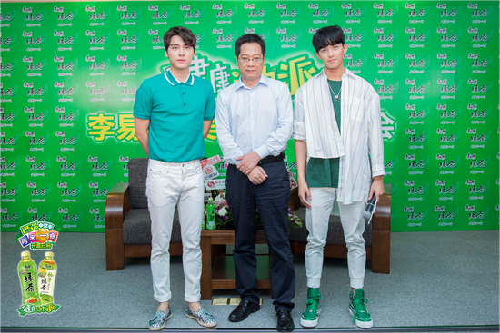 李易峰&吴磊与主办方领导合影留念