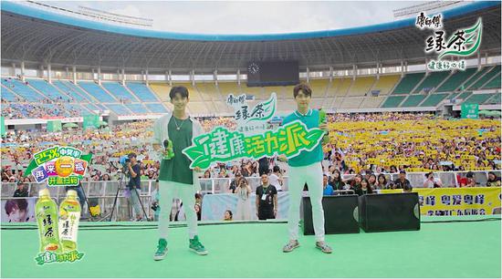 李易峰&吴磊与粉丝进行大合照