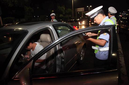 东莞交警直播查酒驾现场 网友直呼东莞影帝诞