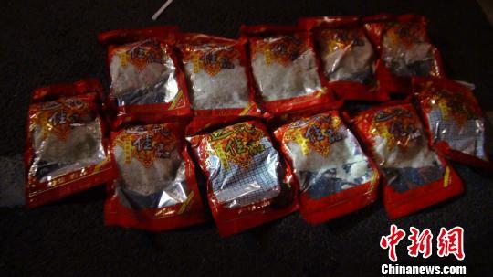 图为警方查获的伪装在食品袋内的毒品。警方供图
