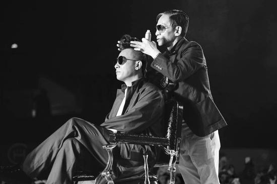 造型师Jacky&nbsp;Ma马桂灿现场为陈小春头发造型