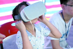 一名小朋友在试戴禁毒VR设备。广州日报全媒体记者崔宁宁 通讯员刘柏辉摄