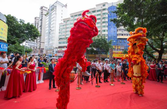请舞狮队庆祝开业