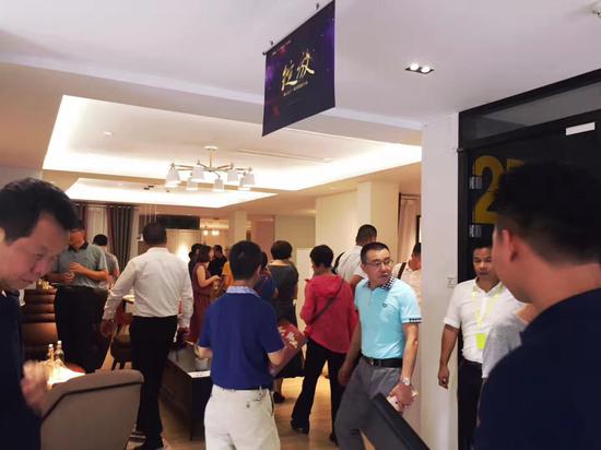 旗舰店体验中心人山人海