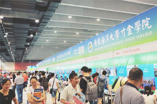招生咨询会现场