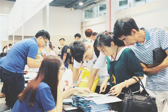 海大寸金学院招生宣传人员现场解答问题