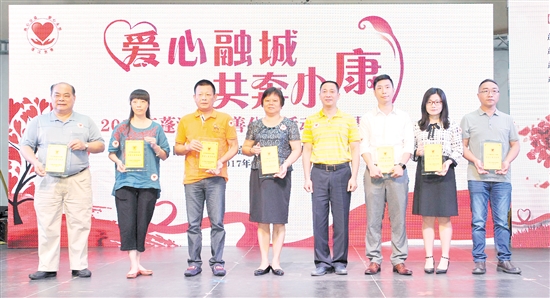 区委书记温伟文为荣获蓬江区慈善公益贡献奖的单位（个人）代表颁发牌匾。周华东/摄