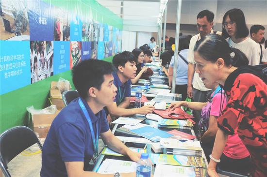 海大寸金学院招生宣传人员现场解答问题