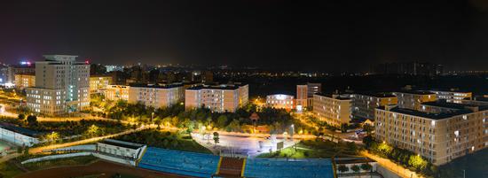 夜色下的校园