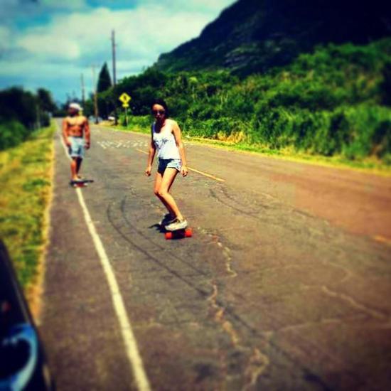 欧弟和老婆山间公路玩滑板