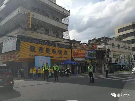 交警负责疏导活动现场附近道路交通