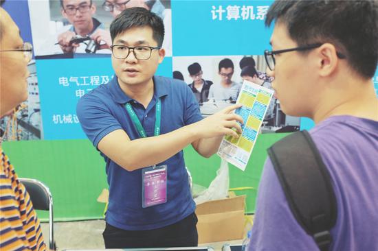 海大寸金学院招生宣传人员现场解答问题