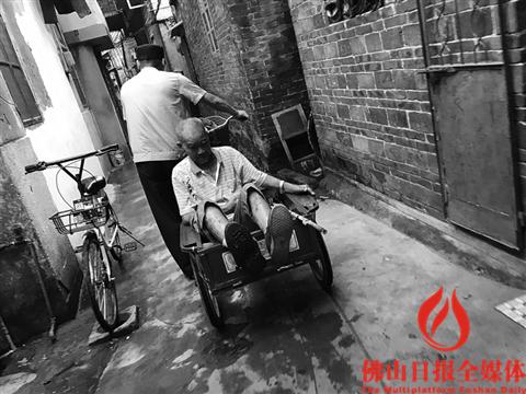 到了狭窄的巷口，民警将梁伯抱上三轮车，小心地送他回家。　　/通讯员供图