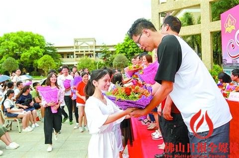 昨日上午，高明纪念中学举行毕业典礼，学生向老师献上鲜花。
