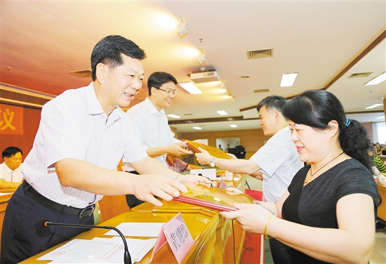 开平市领导黄耀雄（左一）、庞正华（左二）为企业代表颁发“纳税大户”奖牌。 余映意 摄