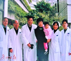 第一张照片：1999年，晓欣约1岁时，敏姐抱着她和医护人员合影。