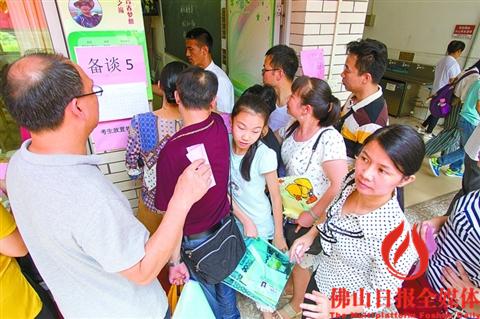 面谈结束后,南实备谈室门前聚集了大批接学生的家长。/实习生杨伟健摄