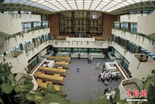 资料图：清华大学图书馆大堂。邵华 摄 图片来源：CTPphoto