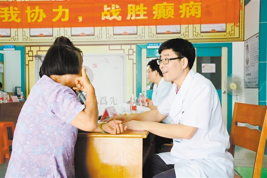 义诊活动吸引了众多市民前来问诊。
