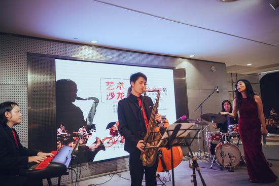 王璁现场演绎数首经典感动全场