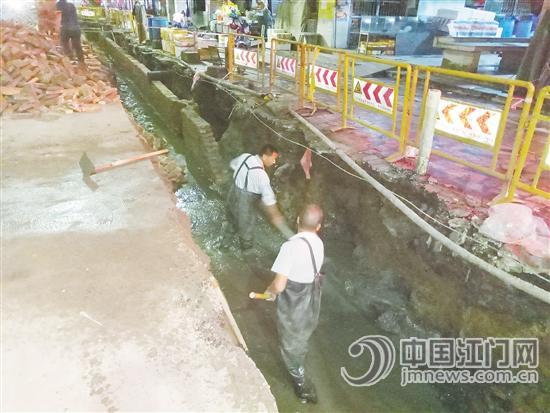 蓬江区市政设施维修处为蓬江市场建造了全新的截水沟。