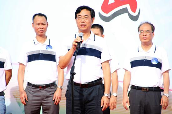 学校刘明贵校长宣布2017年大学生暑期“三下乡”社会实践出征