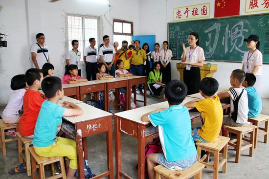 学校党委副书记黄达海走访实践基地——湛江世乔小学