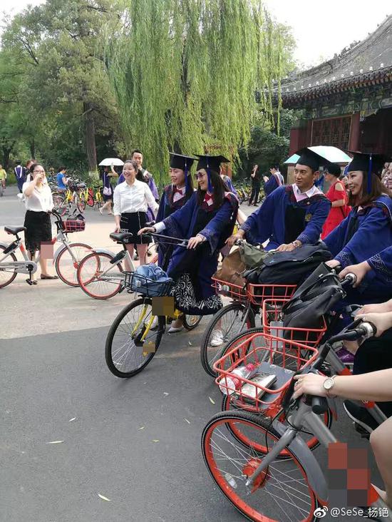 新浪娱乐讯 7月1日，北京大学光华管理学院高级管理人员工商管理硕士毕业典礼举行，吴奇隆与一众同学毕业获得EMBA硕士学位。同学们和吴奇隆合影还一起在校园里骑单车，享受校园时光。