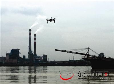 环保局工作人员使用无人机越河监测厂区空气质量。资料图 赵浛锐 摄