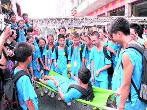 孩子们在番禺区消防大队市桥中队参观体验。
