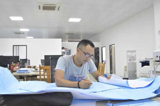 认真进行绘图工作的大四学生谢震会