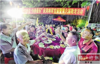 村中老人获邀前来参加晚宴。