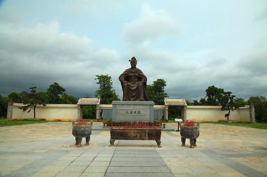 岭南圣母铜像